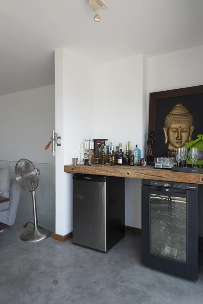 Canto de bar com bancada de madeira de demolição